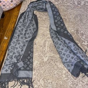 LOUIS VUITTON lookalike scarf